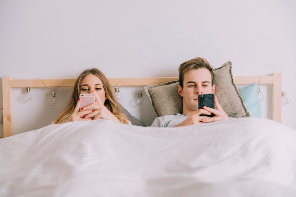 How Phone Snubbing, a.k.a. Phubbing, Is Ruining Relationships